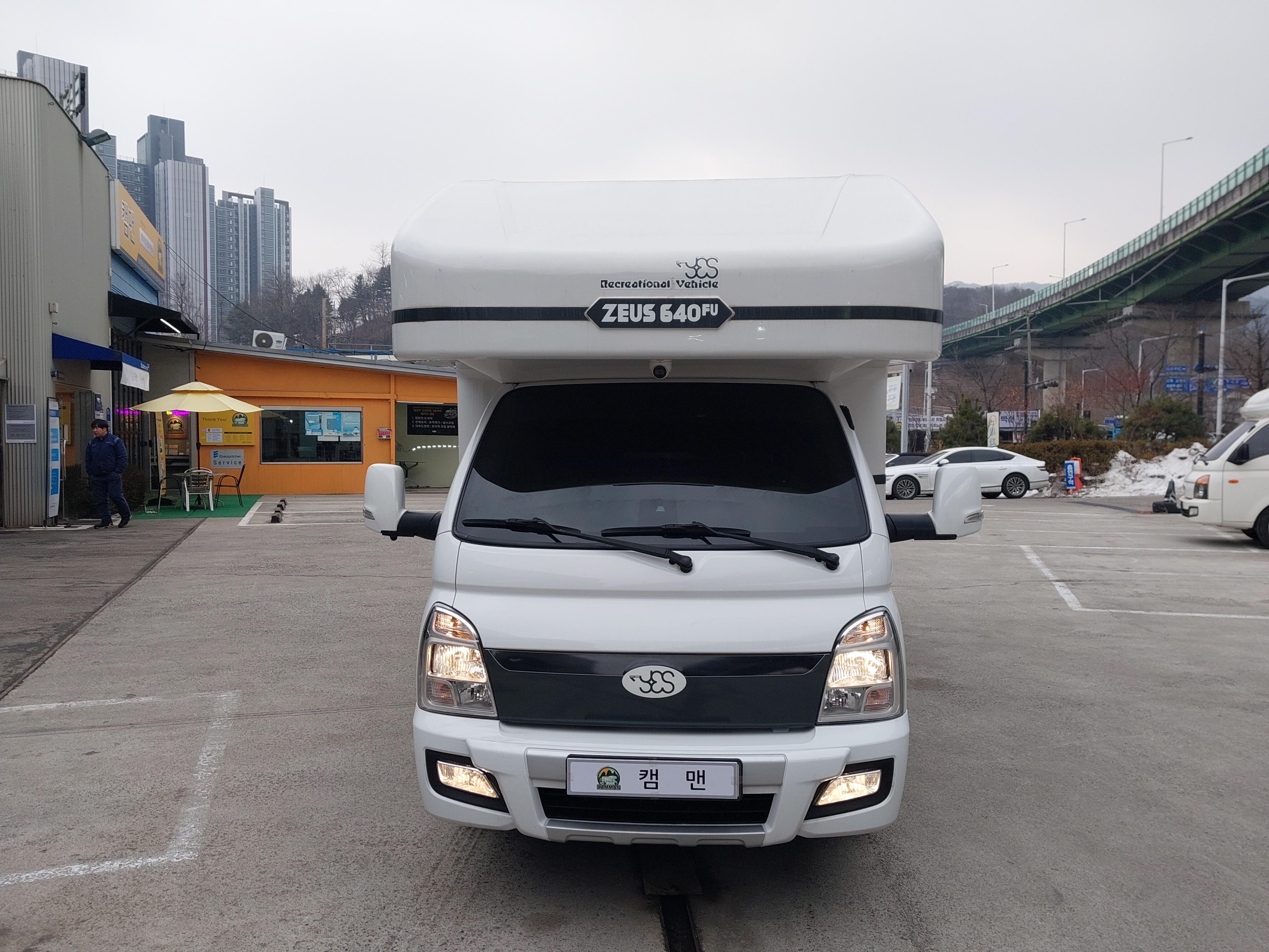 예스알브이캠핑카/ 제우스640 / 풀옵션/ 22년7월식 / 52,540km